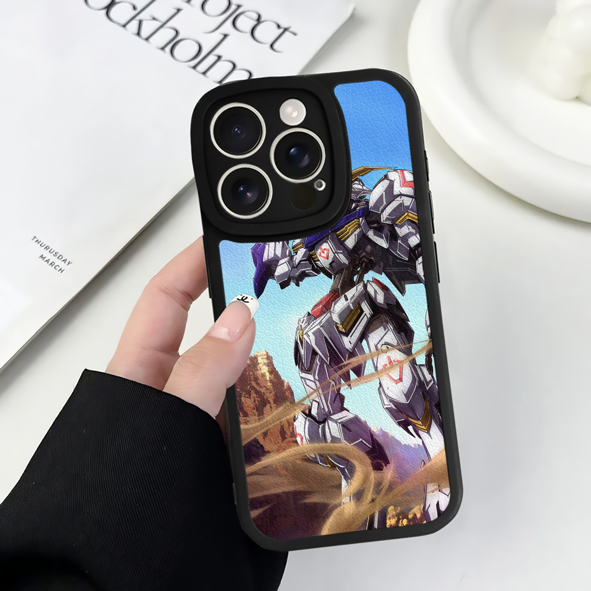 （画像用） 機動戦士ガンダム Mobile Suit Gundam 【iPhone 16シリーズ対応】シリコンスマホケース（レザー調） 材質：シリコン